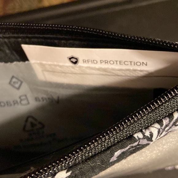 Vera Bradley, NWT wallet/wristlet black white - Picture 4 of 8